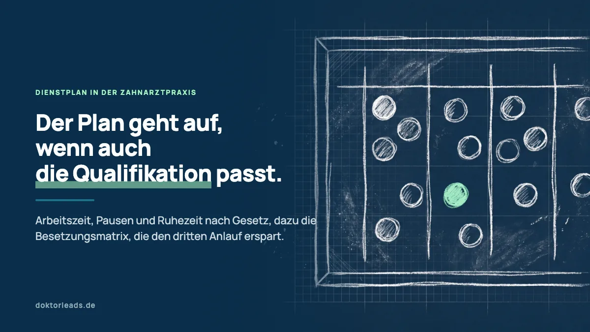Kreidezeichnung einer Wochenplantafel mit Magneten in Reihen, ein Magnet ist mint hervorgehoben