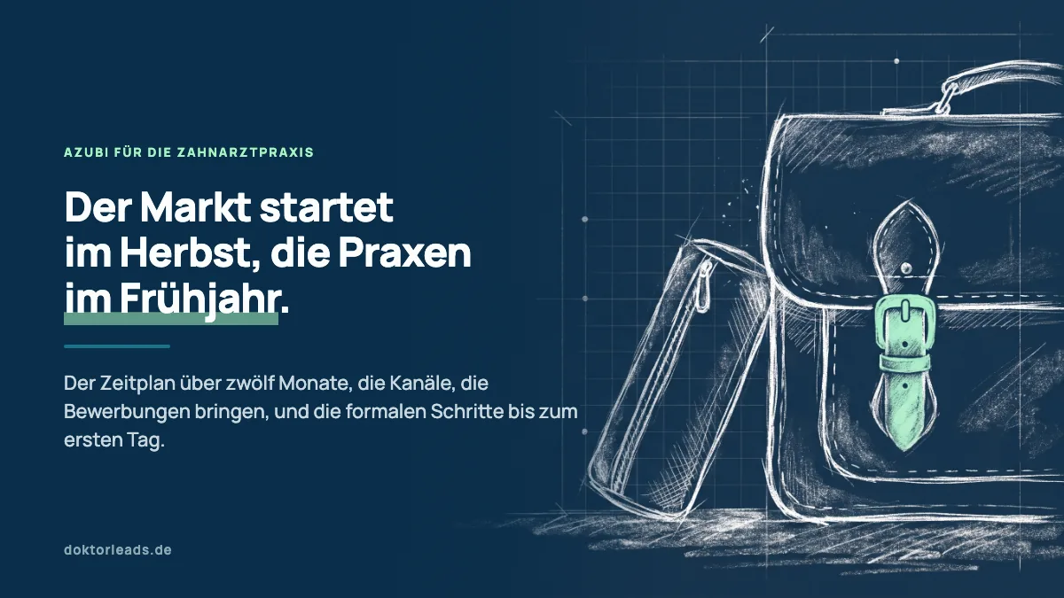 Kreidezeichnung eines Schulranzens mit Federmäppchen daneben, der Verschluss ist mint hervorgehoben