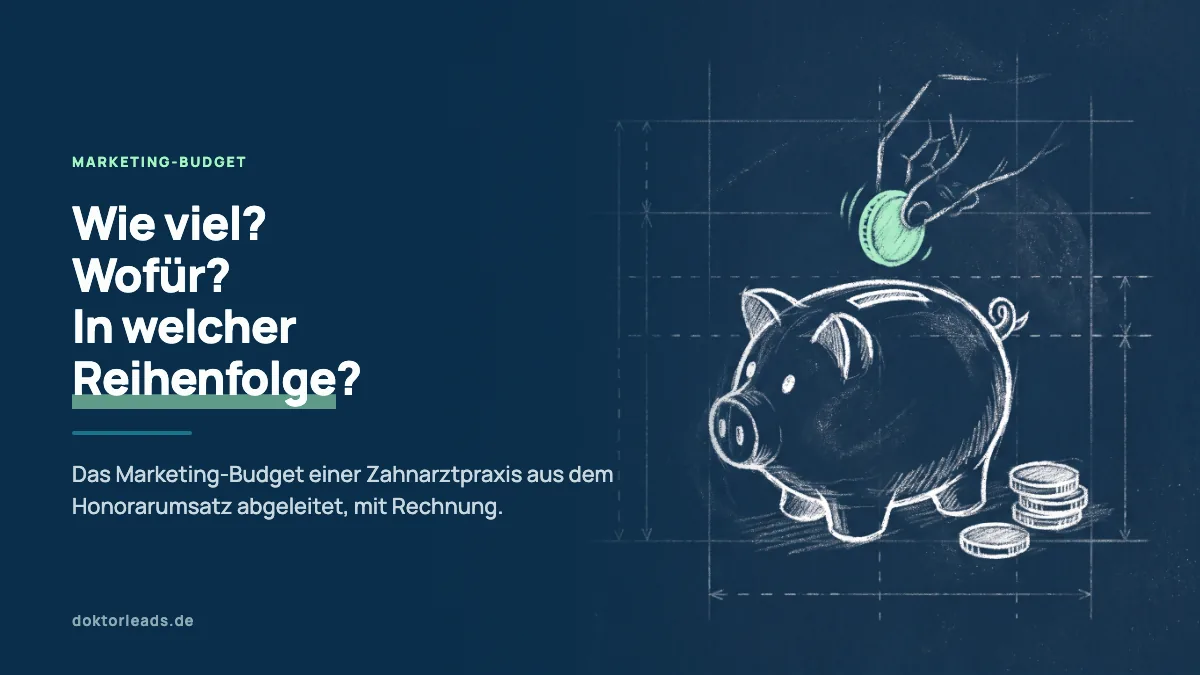 Kreidezeichnung eines Sparschweins, in dessen Schlitz eine grün hervorgehobene Münze fällt, daneben ein kleiner Münzstapel