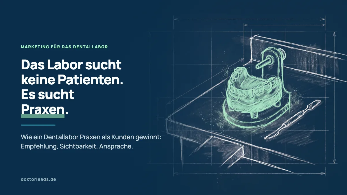 Kreidezeichnung einer Zahntechniker-Werkbank mit einem grün hervorgehobenen Kiefermodell auf einem Ständer und einem kleinen Werkzeug