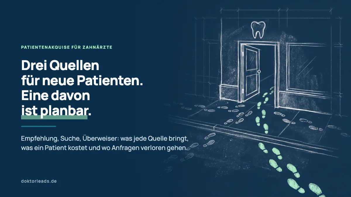 Kreidezeichnung einer offenen Praxistür mit Zahnsymbol, mehrere Fußspuren nähern sich, eine grün markierte Spur führt durch die Tür