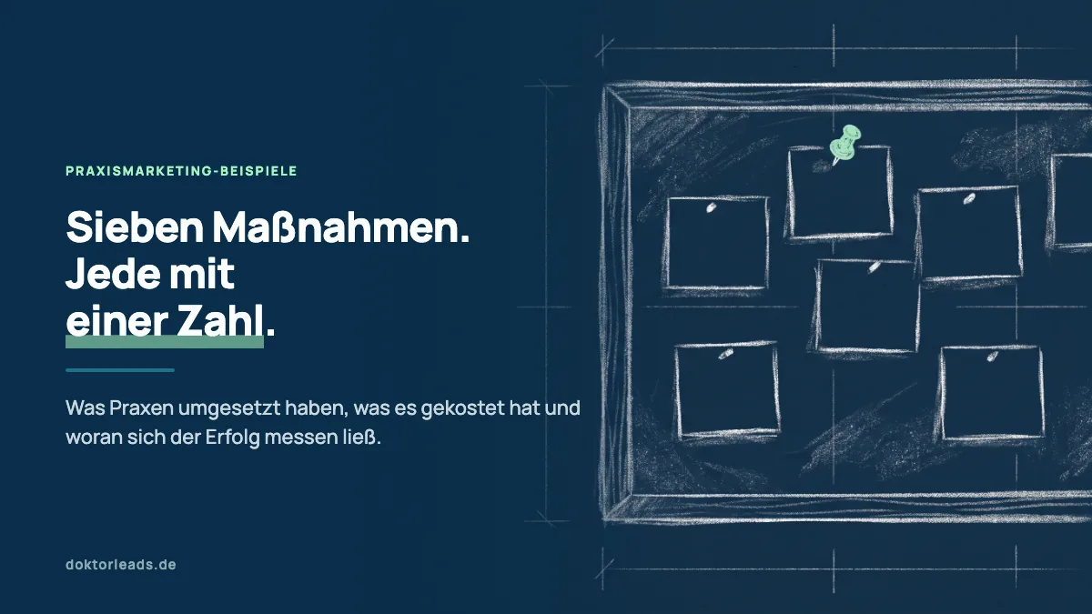 Kreidezeichnung einer Pinnwand mit sieben angehefteten leeren Karten, eine Pinnnadel grün hervorgehoben