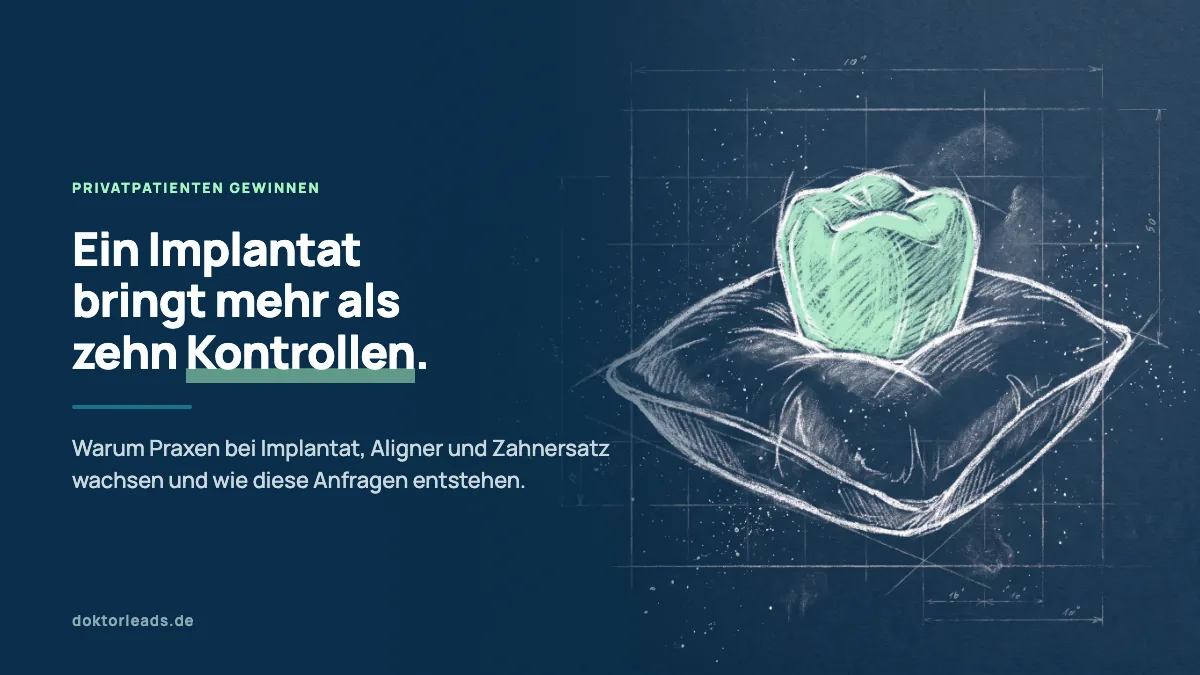Kreidezeichnung einer Zahnkrone, die wie ein Schmuckstück auf einem Kissen liegt, die Krone grün hervorgehoben