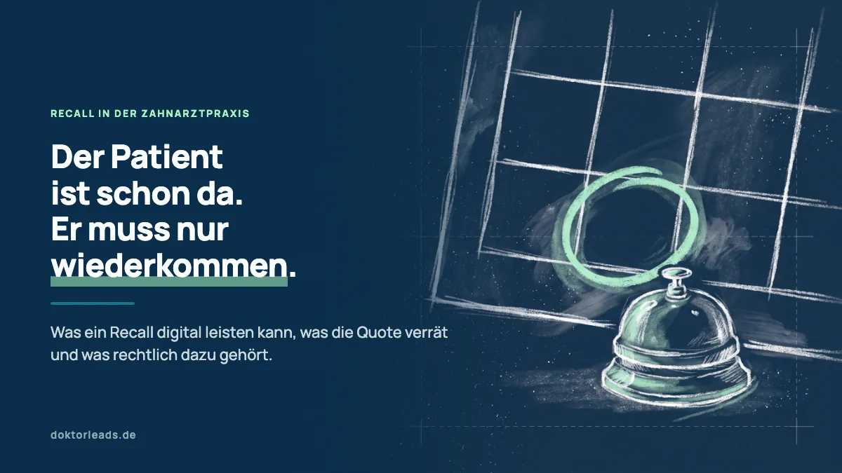 Kreidezeichnung eines Wandkalenders mit einem grün eingekreisten Tag, davor eine kleine Tischglocke