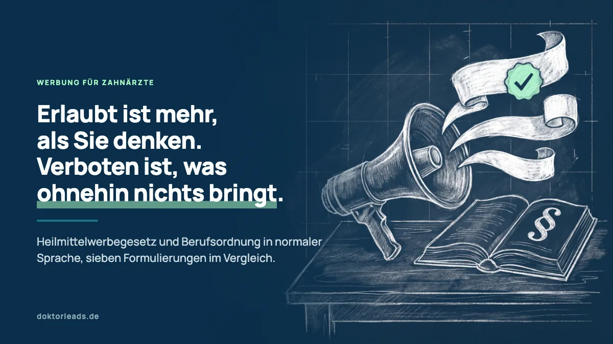 Kreidezeichnung eines Megafons neben einem Gesetzbuch mit Paragrafenzeichen, eine Sprechfahne trägt einen grünen Haken