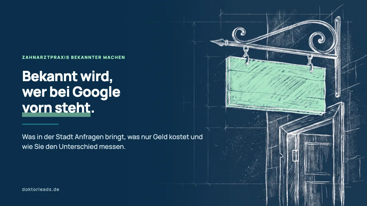 Kreidezeichnung eines hängenden Ladenschilds an einem Ausleger über einer Praxistür, das Schild grün hervorgehoben