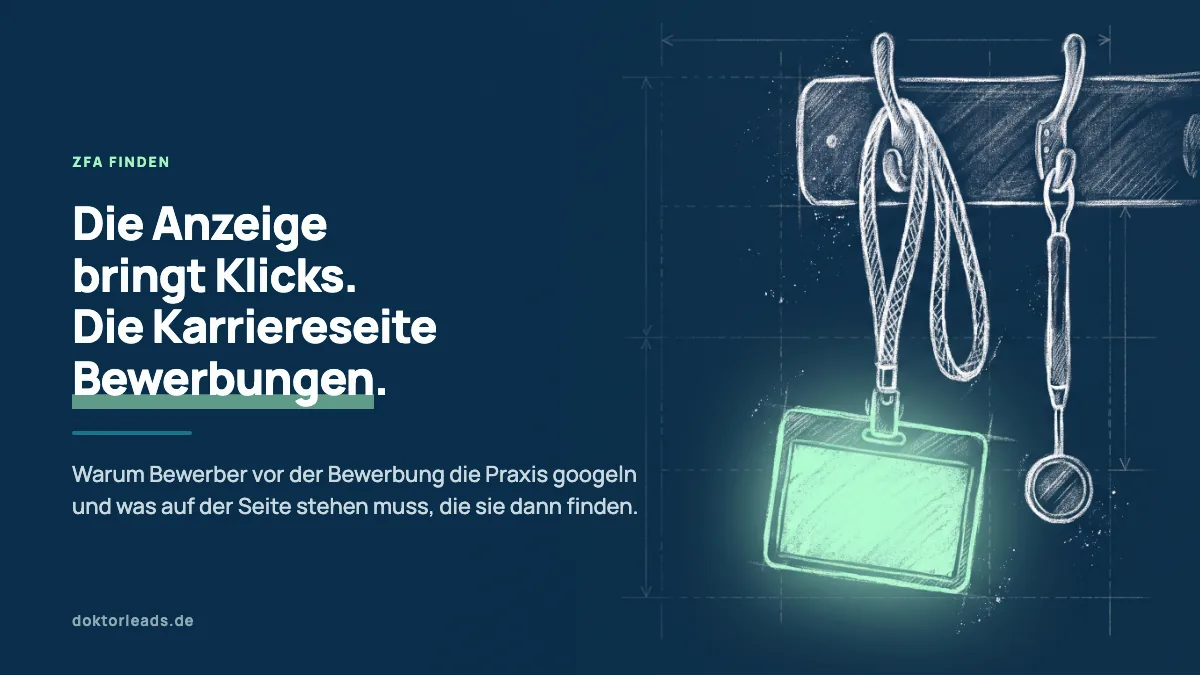 Kreidezeichnung eines Namensschilds am Band an einer Garderobe, das Schild grün hervorgehoben, daneben ein Mundspiegel