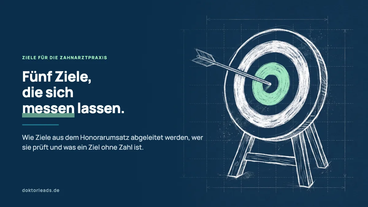 Kreidezeichnung einer Zielscheibe auf einem Holzständer mit einem steckenden Pfeil, die Mitte grün hervorgehoben